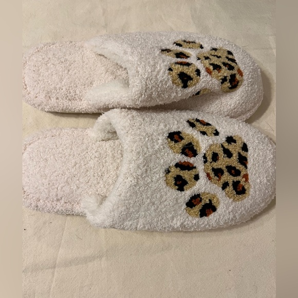 Fuzzy leopard paw slippers sz 9-12 - Picture 2 of 5